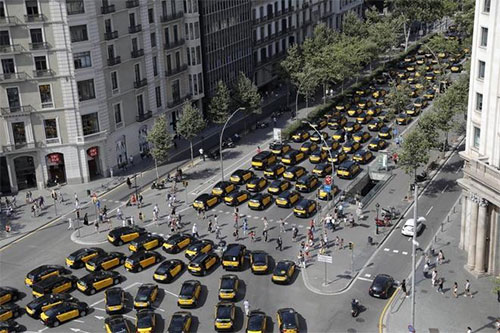 huelga de taxistas en Barcelona Los taxistas de Madrid se suman a los de Barcelona y se declaran en huelga indefinida